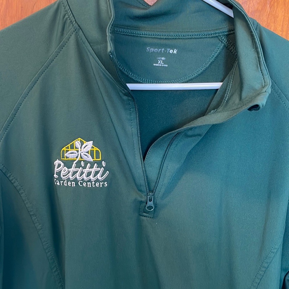 Sport-tek women’s xl with thumb holes sleeves with Petitti emblem on chest